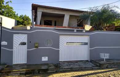 Imagem: A casa possui 5 Dormitórios, 3 Banheiros, 3 Vagas na garagem