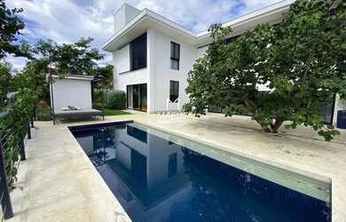 Imagem: A casa possui 4 Dormitórios, 5 Banheiros, 5 Vagas na garagem