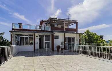 Imagem: A casa possui 3 Dormitórios, 4 Banheiros, 4 Vagas na garagem