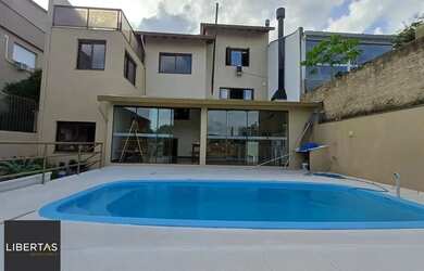 Imagem: A casa possui 3 Dormitórios, 4 Banheiros, 3 Vagas na garagem