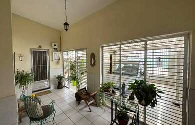 Imagem: A casa possui 4 Dormitórios, 2 Banheiros, 3 Vagas na garagem