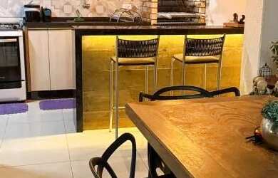 Imagem: A casa possui 3 Dormitórios, 2 Banheiros, 3 Vagas na garagem