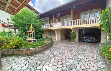 Imagem: A casa possui 5 Dormitórios, 3 Banheiros, 5 Vagas na garagem