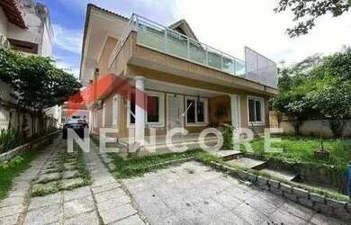 Imagem: A casa possui 4 Dormitórios, 5 Banheiros, 4 Vagas na garagem