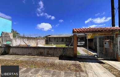 Imagem: A casa possui 3 Dormitórios, 1 Banheiro, 2 Vagas na garagem