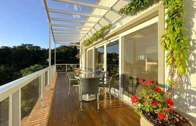 Imagem: A casa possui 3 Dormitórios, 5 Banheiros, 5 Vagas na garagem