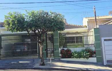 Imagem: A casa possui 3 Dormitórios, 2 Banheiros, 1 Vaga na garagem