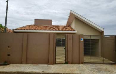 Imagem: A casa possui 3 Dormitórios, 4 Vagas na garagem, 130m² de