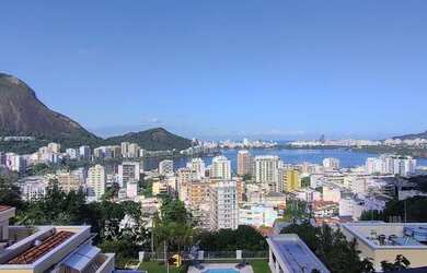 Imagem 1: MARAVILHOSA CASA TRIPLEX 750M2, COM 6 QUARTOS 3 SALÕES VAGA PARA 4 CARROS