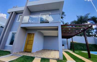 Imagem: A casa e possui 3 Dormitórios, Suítes, 3 Banheiros, 2 Vagas