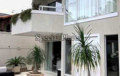 Imagem: A casa em condomínio possui 4 Dormitórios, 5 Banheiros, 3