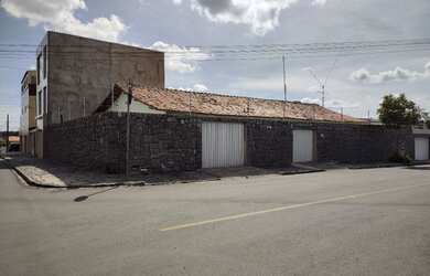 Imagem: A casa possui 3 Dormitórios, 3 Banheiros, 3 Vagas na garagem