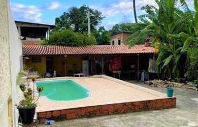 Imagem: A casa possui 3 Dormitórios, 2 Banheiros e 2 Vagas na garagem