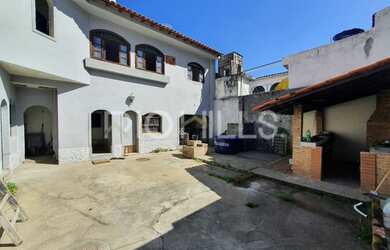 Imagem: A casa para alugar possui 5 Dormitórios, 3 Banheiros, 4 Vagas