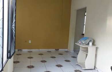 Imagem: A casa possui 3 Dormitórios e 2 Banheiros e está localizado