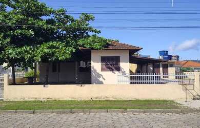 Imagem: A casa possui 4 Dormitórios, 2 Banheiros e está localizado