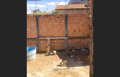 Imagem: A casa possui 2 Dormitórios, 1 Banheiro e está localizado