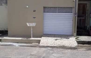 Imagem: A casa possui 2 Dormitórios, 1 Banheiro, 1 Vaga na garagem