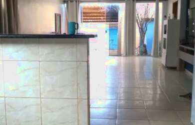 Imagem: A casa possui 3 Dormitórios, 2 Banheiros, 3 Vagas na garagem