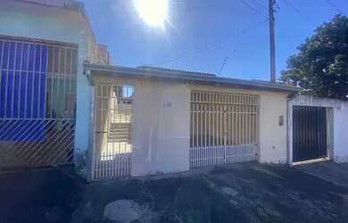 Imagem: A casa possui 2 Dormitórios, 1 Banheiro, 1 Vaga na garagem