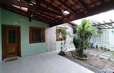 Imagem: A casa possui 3 Dormitórios, 3 Banheiros, 2 Vagas na garagem