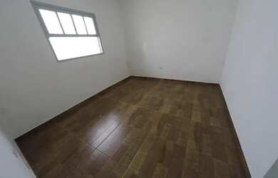 Imagem: A casa possui 2 Dormitórios, 2 Banheiros, 2 Vagas na garagem