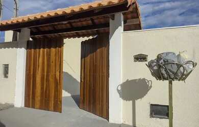 Imagem: A casa possui 2 Dormitórios, 2 Banheiros, 2 Vagas na garagem