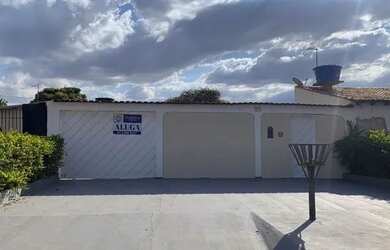 Imagem: A casa possui 4 Dormitórios, 3 Banheiros e 3 Vagas na garagem