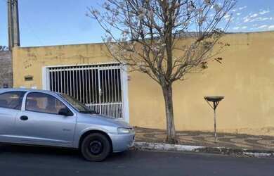 Imagem: A casa possui 5 Dormitórios, 3 Banheiros, 184m² de Área e