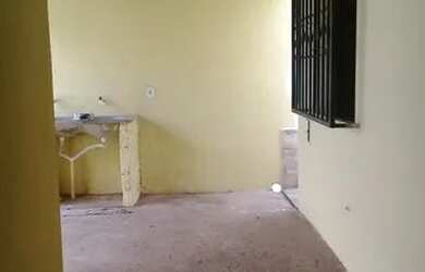 Imagem: A casa possui 2 Dormitórios, 1 Banheiro e 1 Vaga na garagem