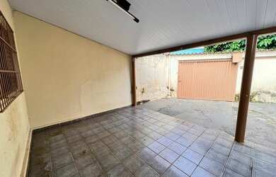 Imagem: A casa possui 3 Dormitórios, 1 Banheiro, 1 Vaga na garagem