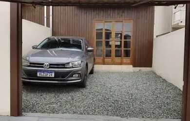 Imagem: A casa possui 3 Dormitórios, 1 Banheiro, 2 Vagas na garagem