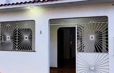 Imagem: A casa possui 2 Dormitórios, 3 Banheiros, 2 Vagas na garagem