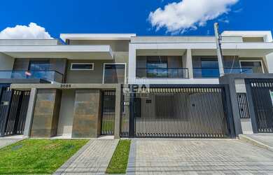 Imagem: A casa possui 3 Dormitórios, 4 Banheiros, 2 Vagas na garagem