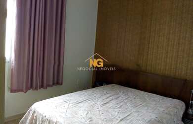 Imagem: A casa possui 3 Dormitórios, 2 Banheiros, 2 Vagas na garagem