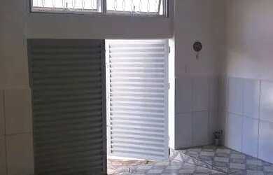 Imagem: A casa possui 1 Dormitório, 1 Banheiro, 1 Vaga na garagem