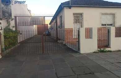 Imagem: A casa possui 4 Dormitórios, 2 Banheiros, 4 Vagas na garagem