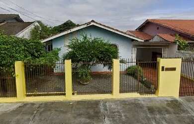 Imagem: A casa possui 3 Dormitórios, 2 Banheiros, 3 Vagas na garagem