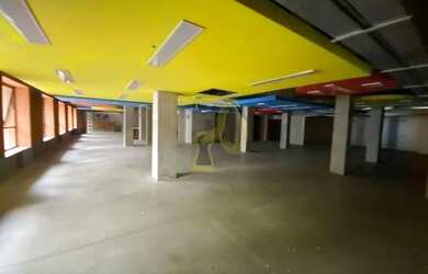 Imagem: O depósito possui 5 Vagas na garagem e 1600m² de Área e está