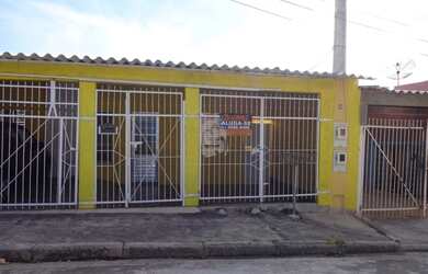 Imagem: A casa possui 3 Dormitórios, 1 Banheiro, 1 Vaga na garagem