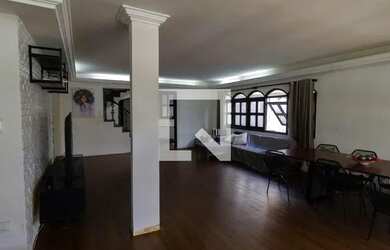 Imagem: A casa possui 5 Dormitórios, 4 Banheiros, 4 Vagas na garagem