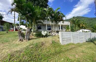 Imagem: A casa em condomínio possui 3 Dormitórios, 1 Banheiro, 4 Vagas