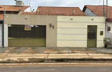 Imagem: A casa possui 2 Dormitórios, 3 Banheiros, 5 Vagas na garagem