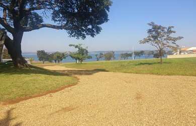 Imagem: O terreno e possui Dormitórios, Suítes, Banheiros, 800-0m²