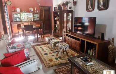 Imagem: A casa possui 3 Dormitórios, 3 Banheiros, 4 Vagas na garagem