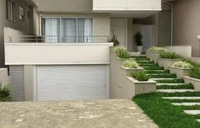 Imagem: A casa possui 3 Dormitórios, 4 Banheiros, 2 Vagas na garagem