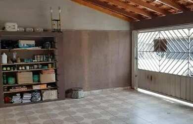 Imagem: A casa possui 3 Dormitórios, 2 Banheiros, 2 Vagas na garagem