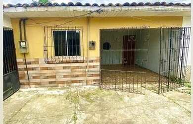 Imagem: A casa possui 3 Dormitórios, 1 Banheiro, 1 Vaga na garagem