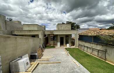 Imagem: A casa possui 2 Dormitórios, 2 Banheiros, 2 Vagas na garagem