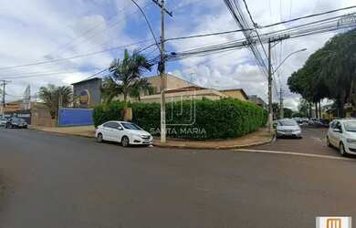 Imagem: O depósito possui 2 Vagas na garagem e 240m² de Área e está